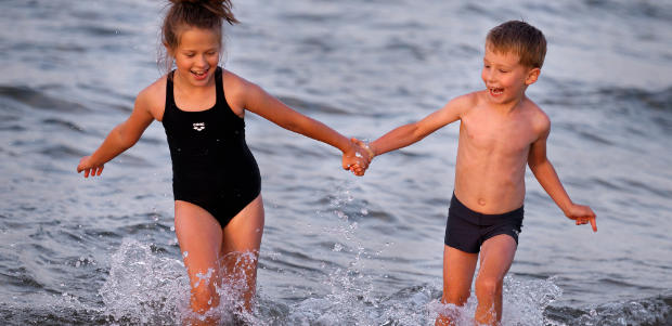 Gdańsk Stogi. Sesja zdjęciowa dziecięca przy zachodzącym słońcu na 
								plaży nad morzem